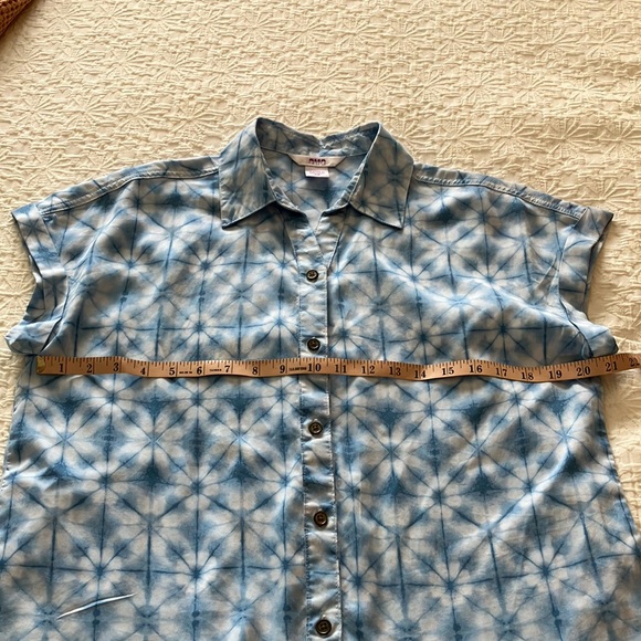 Blue and white shibori button up blouse with shirt sleeves. - Picture 8 of 8